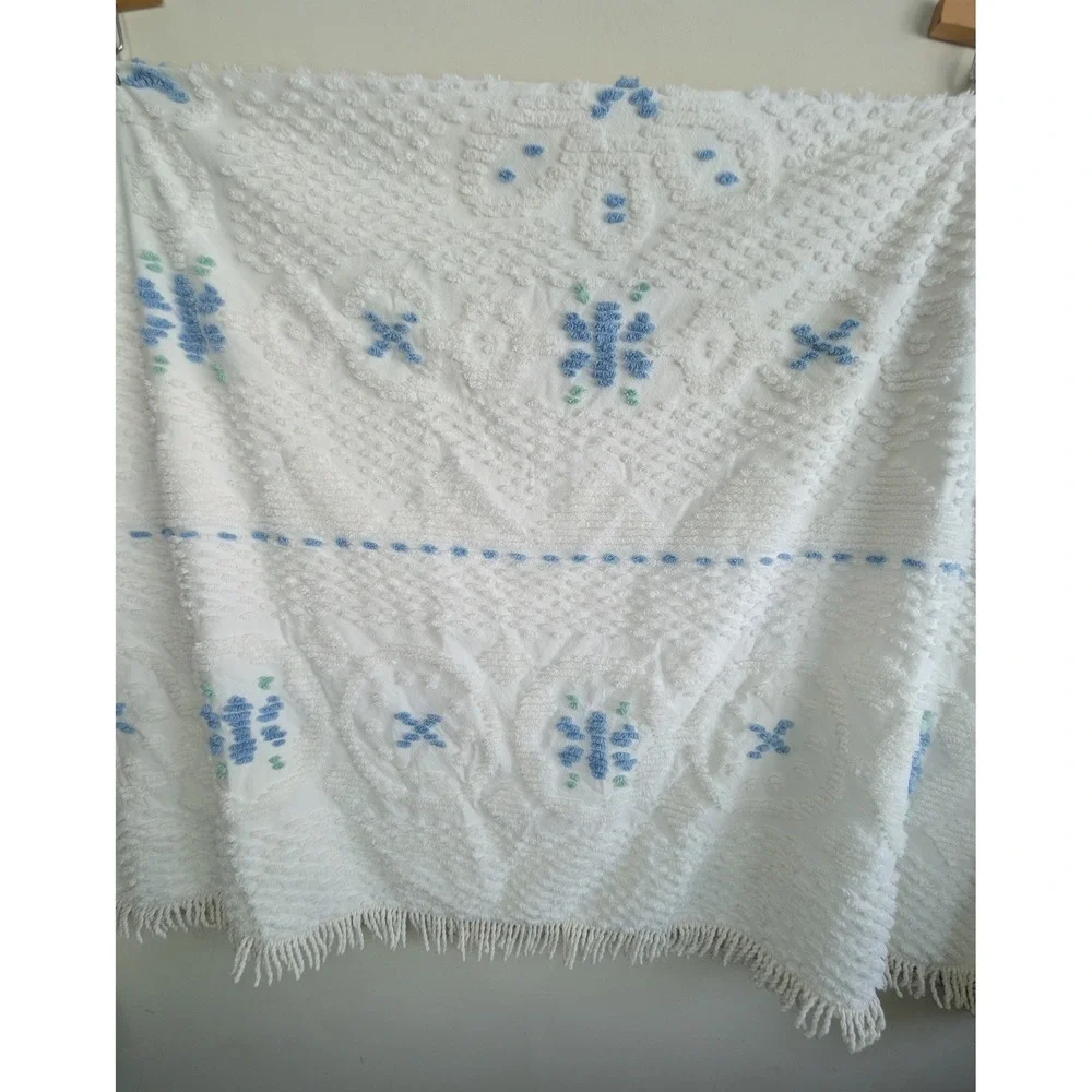 Vtg White Blue Floral Cotton Chenille Throw‎ Blanket Fringe Made USA Americana